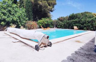 Offrez-vous un séjour dans notre studio T1 bis à Entressen Une grande piscine pour se rafraîchir ,un espace de jeux pour enfants pour des heures de divertissement Un terrain de pétanque pour des parties endiablées - Entressen - 0