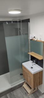 Offrez-vous un séjour dans notre studio T1 bis à Entressen Une grande piscine pour se rafraîchir ,un espace de jeux pour enfants pour des heures de divertissement Un terrain de pétanque pour des parties endiablées - Entressen - 2