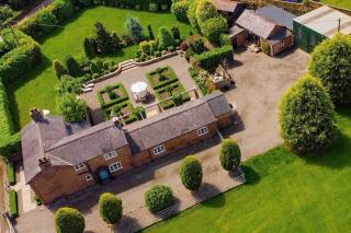 Luxury Barn with Hot Tub, Spa Treatments, Private Dining - 0