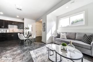 Stunning Modern Suite - King Bed - Free Parking & Netflix - Fast Wi-Fi - Long Stays Welcome - 7