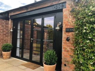 Luxury Barn with Hot Tub, Spa Treatments, Private Dining - Little Budworth - 9