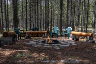 Henrys Cast by KABINO Hot Tub Large Driveway PS4 Dog Friendly Fire Pit Fireplace - Island Park - 5