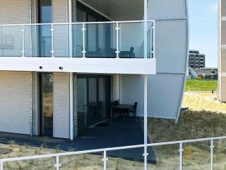 Cozy Modern Apartment with Sea Views - 8