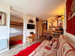 Studio Cabine rénové, Ski aux pieds, Balcon, WIFI - FR-1-518-138 - 0