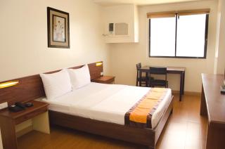 M Suites Hotel - Manila - 3