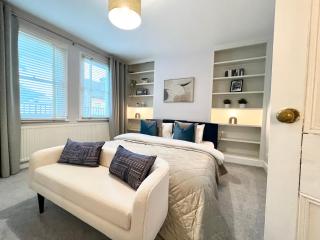 Cosy 3BR Windsor Home By Sentinel Living Short Lets & Serviced Accommodation Pet Friendly & Superfast Wifi - Windsor - 8