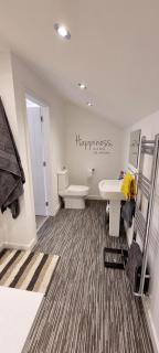 Modern and spacious 2 bedroom apartment with free parking - 2