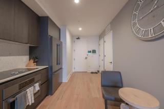 Upscale Rainey St Condo Homes - Peloton, gym, rooftop pool, wifi included - Austin - 3