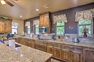 Kingston Home with Pickleball Steps to Lake Texoma! - Kingston - 1