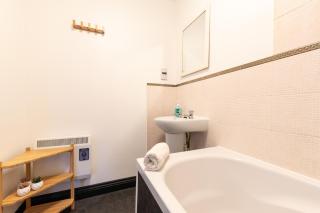 BEST PRICE! LARGE SPACIOUS 2 BED APARTMENT - King Size or Single Beds, Sofabeds, Smart TVs, FREE PARKING, SLEEPS UP to 7 Guests - 5