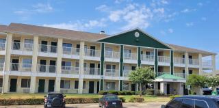 HomeTowne Studios by Red Roof Dallas - Irving - 9
