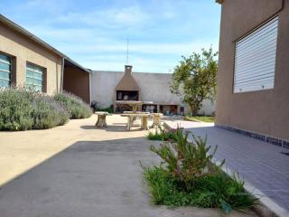 Casa con parque, parrilla y garage para vehículo. - Estación Ramallo - 9