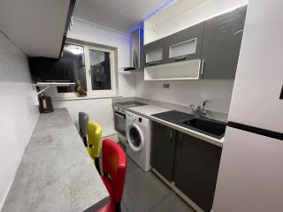 Newly refurbished modern 2 bedroom flat - 1