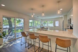 Deck, Fire Pit: Waterfront Lake Hamilton Home - 4