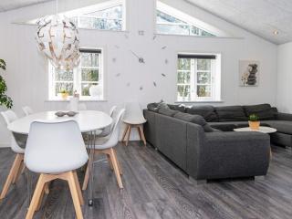8 person holiday home in Ringkøbing - Ringkøbing - 8