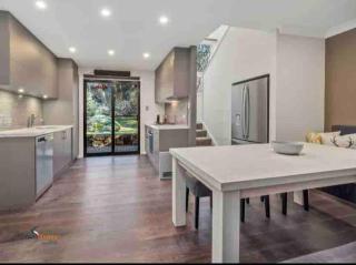 Stylish Thredbo Alpine Chalet + Garage in Tranquil Setting - Thredbo - 4