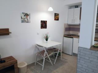 Comfortable Ground Floor Studio - 1