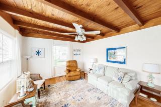 Ginny's Coastal Cottage - Oak Island - 0