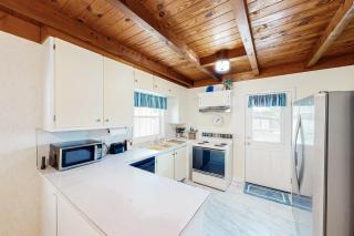 Ginny's Coastal Cottage - Oak Island - 2