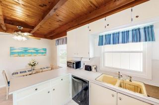 Ginny's Coastal Cottage - Oak Island - 1