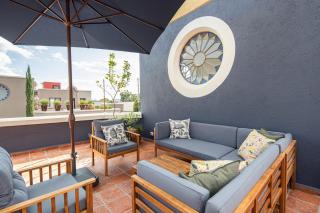 Rooftop Jacuzzi! Country-style 4 Bedroom Cottage - 9