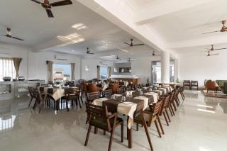 Revaas Pure Veg Lake View Hotel - 3