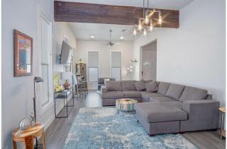 Gorgeous Family-Friendly Home Near Downtown - San Antonio - 4