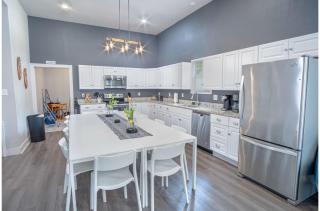 Gorgeous Family-Friendly Home Near Downtown - San Antonio - 3