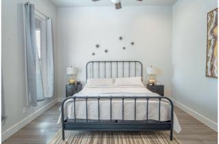 Gorgeous Family-Friendly Home Near Downtown - San Antonio - 1
