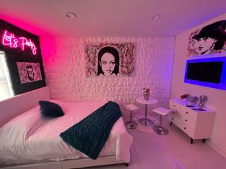 Fun Small Private Studio Queen Bed 7 - 7