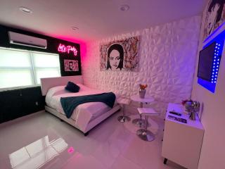 Fun Small Private Studio Queen Bed 7 - 0