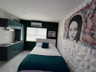 Fun Small Private Studio Queen Bed 7 - 3