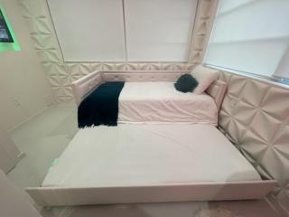 Fun Twin Bed Small Studio In Hollywood 10 - 4