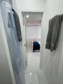 Fun Twin Bed Small Studio In Hollywood 10 - 1