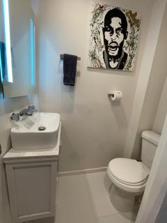 Luxury Studio Apartment IN Downtown! 2 - 4