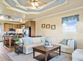 Fancy Nancy 2 Min Walk to Beach, Lyft, Pet-friendly - Bolivar Peninsula - 1