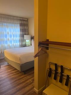 Ramada Downtown by Wyndham Anchorage - 2