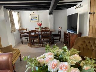Beautiful Character Thatched Pet Friendly House - 5