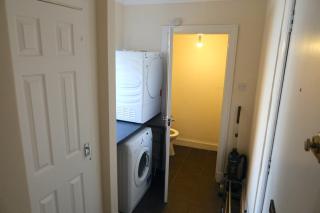 Beach & City Access - 2 Floors, Full Kitchen, Free Parking - 4