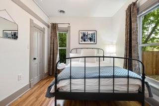 Lola House! Cozy Comfort, Prime Old Town Location - 1