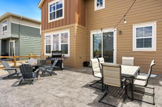 Spacious Home, Great Backyard with Mtn Sunset Views! - Loveland - 1