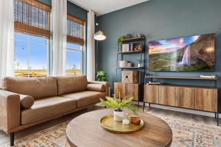 Spacious Home, Great Backyard with Mtn Sunset Views! - 1