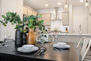 Modern Farmhouse Townhome - Great Central Location - 3