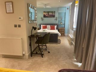 Studio Flat Central Cheltenham Parking off road - 0
