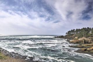 Modern Oregon Retreat w/ Deck, Hot Tub, Ocean View - Depoe Bay - 5