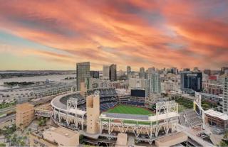 Luxury Designer Suite with Rooftop Pool, Gym - San Diego - 0