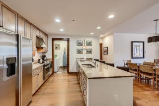 Luxury 4 Bedroom Ski in, Ski Out Mountain Vacation Rental Just Steps from the Snowflake Ski Lift in Breckenridge - Breckenridge - 5