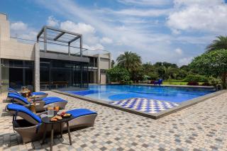 Colossus by StayVista - Riverside luxury villa in Khalapur with a Spacious pool, Sauna, Private theater, Gazebo & Lawn - Lonavala - 7