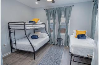 Delightfully Renovated 4 BR2 BA Near DT Riverwalk - San Antonio - 2