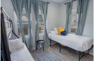 Delightfully Renovated 4 BR2 BA Near DT Riverwalk - San Antonio - 1